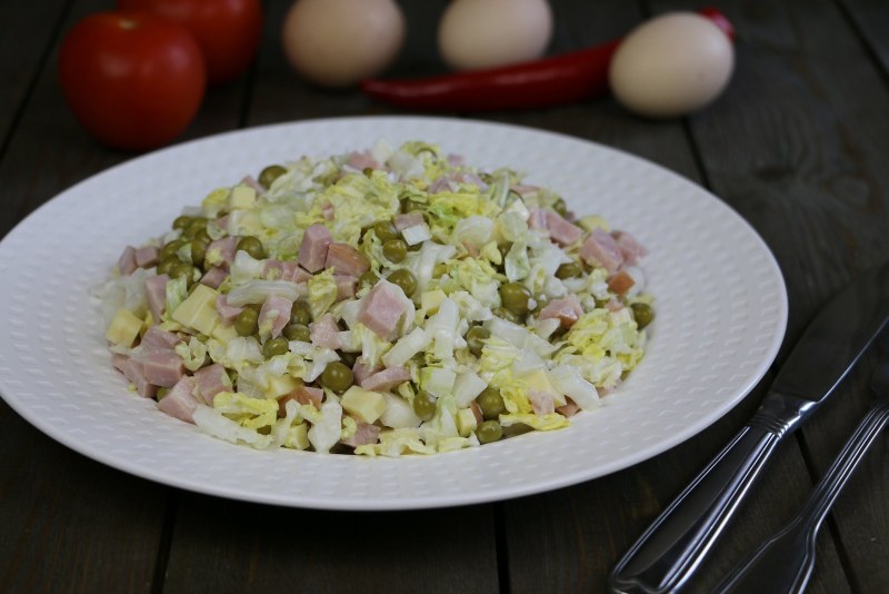Салат из пекинской капусты с ветчиной горошком