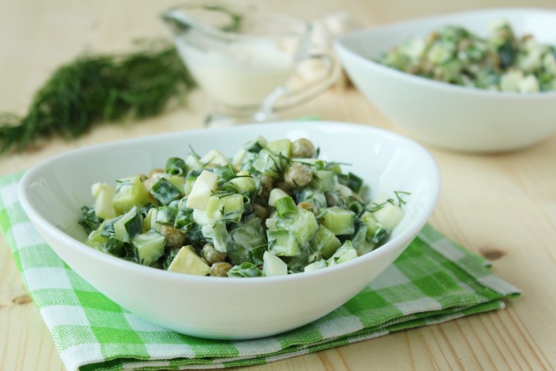 Салат с белокочанной капустой и огурцом
