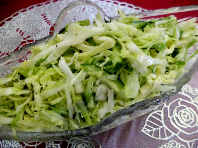 Салат с капустой и горошком