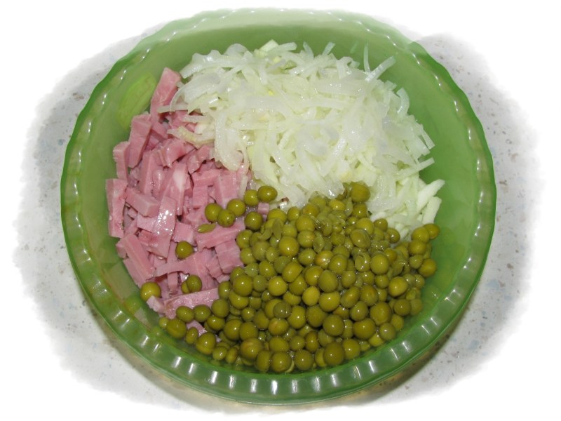 Салат из квашеной капусты с горошком и огурцом