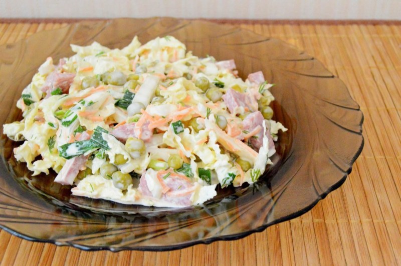 Салат с пекинской капустой и крабовыми палочками и кукурузой