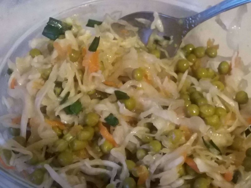 Салат с квашеной капустой и горошком