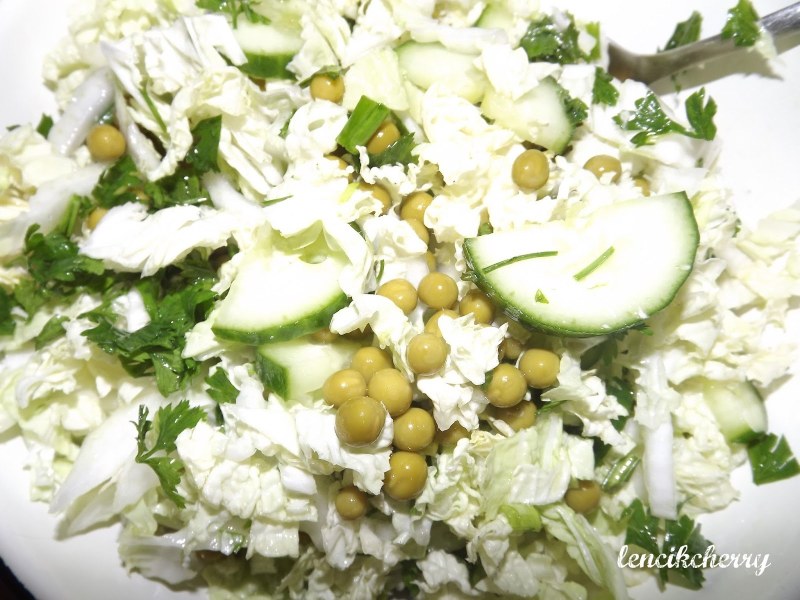 Салат с пекинской капустой и горошком