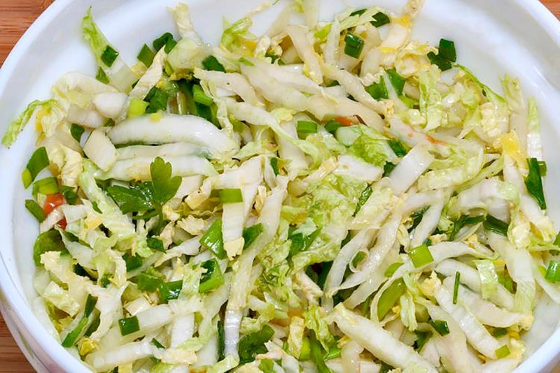 Салат с кальмарами и пекинской капустой