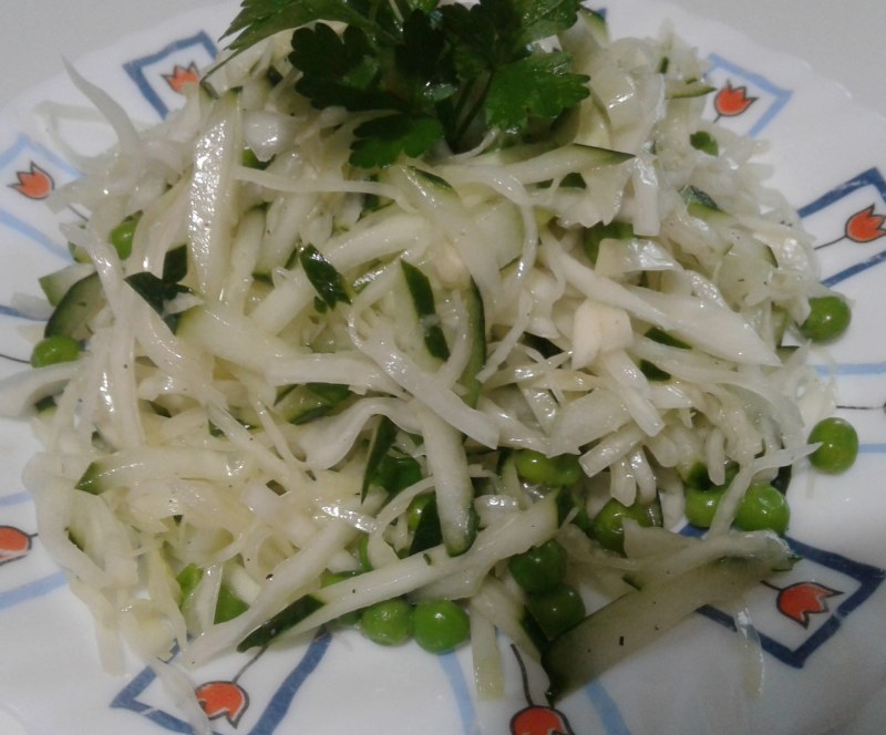 Салат с тунцом и зеленым горошком
