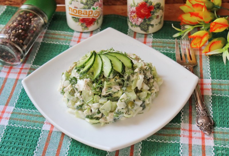 Салат с курицей и огурцами