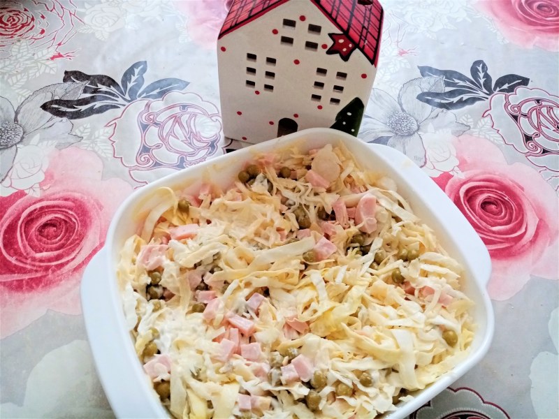 Салат капуста горошек колбаса
