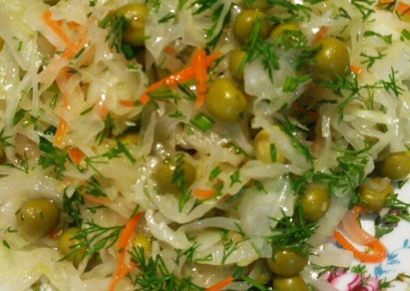 Салат из квашеной капусты с картошкой и зеленым горошком