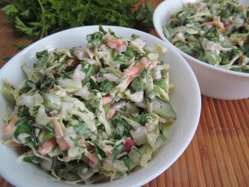 Салат с капустой и горошком