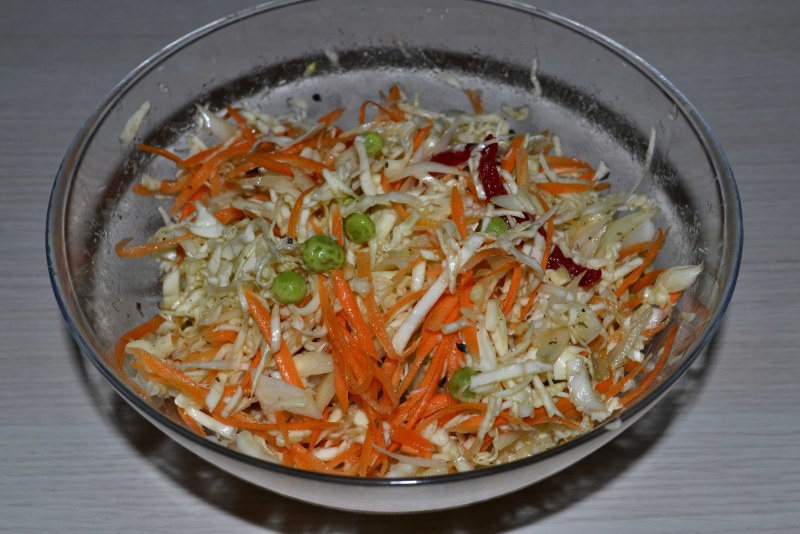 Салат с пекинской капустой и курицей и огурцом