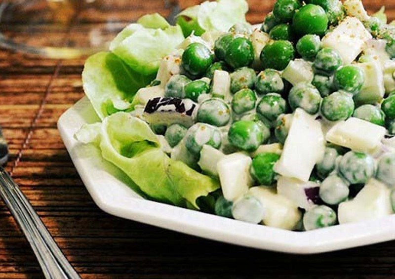 Салат с капустой и зеленым горошком и колбасой