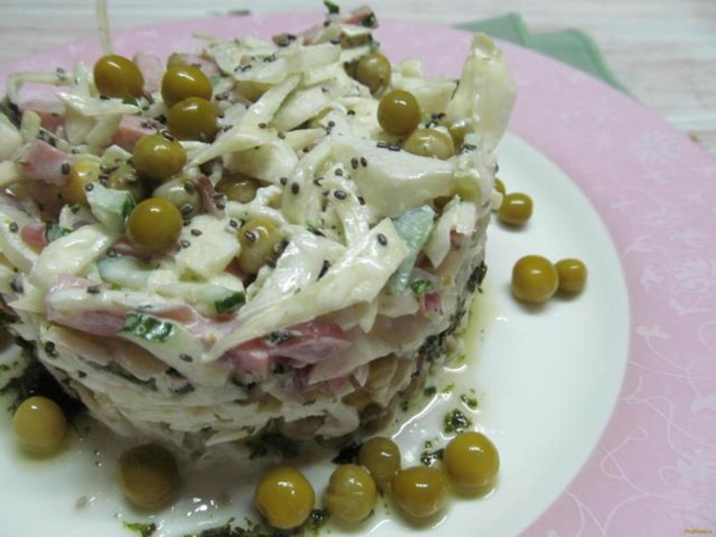 Салат с капустой и ветчиной и огурцами