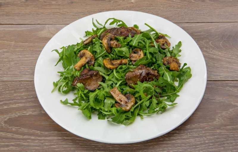 Салат теплый с куриной печенью и рукколой