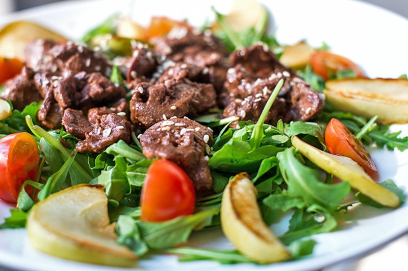 Горячий салат с куриной печенью и рукколой