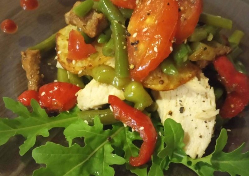 Салат с рукколой и помидорами и фасолью