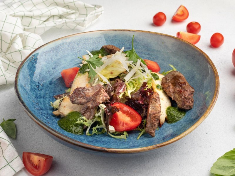 Тёплый салат с печенью куриной и помидорами