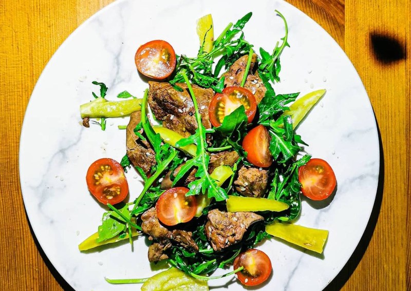 Салат с куриной печенью и рукколой
