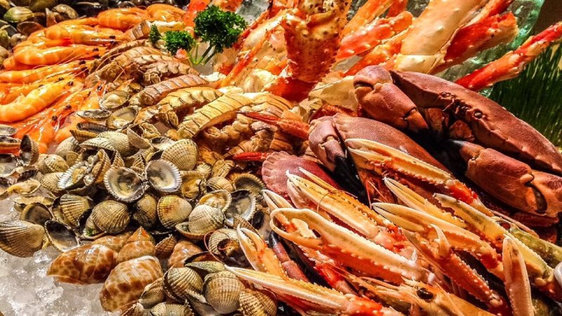 Много морепродуктов