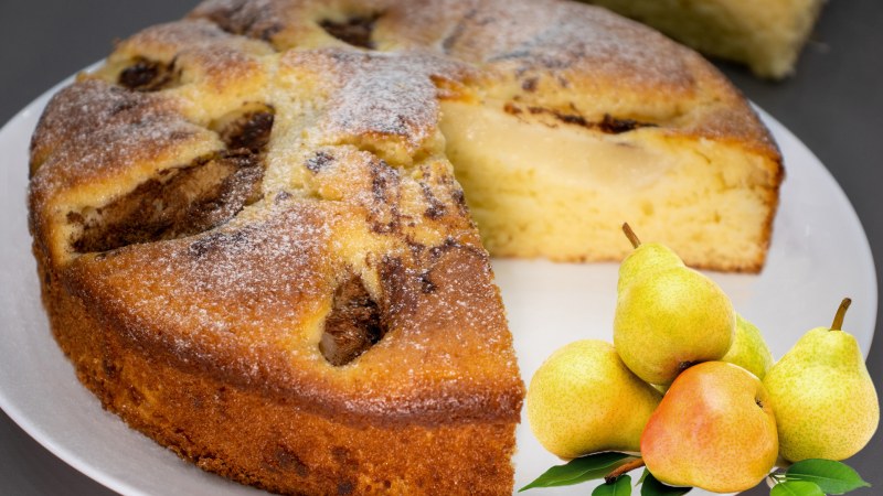 Шарлотка с карамелизированными грушами