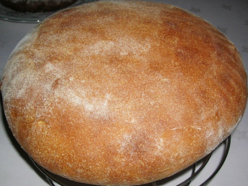 Белый круглый домашний хлеб