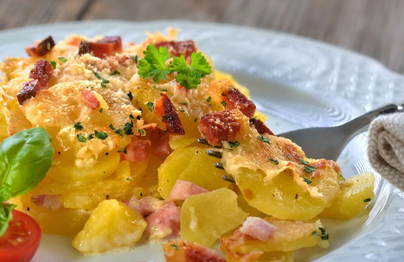 Запеканка с беконом и грибами