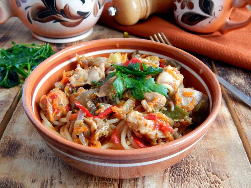 Лапша с курицей и овощами