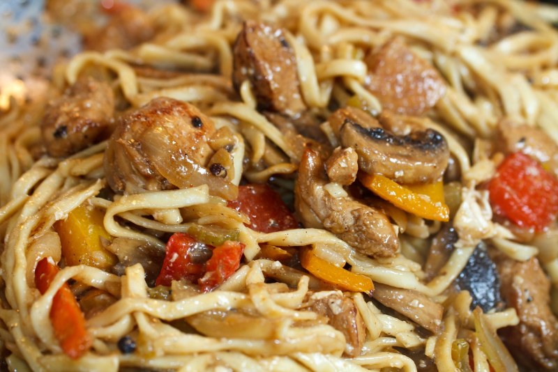 Жареная лапша с курицей