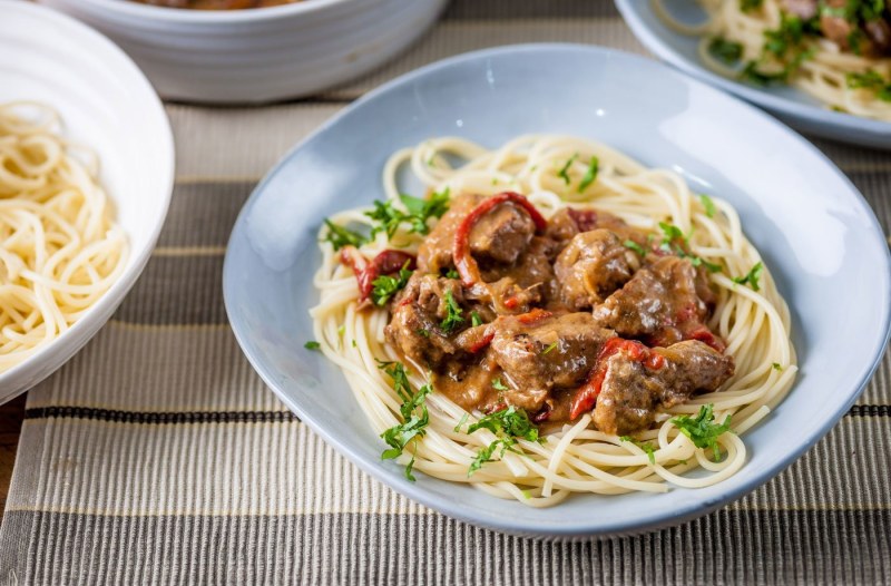 Макароны с говядиной
