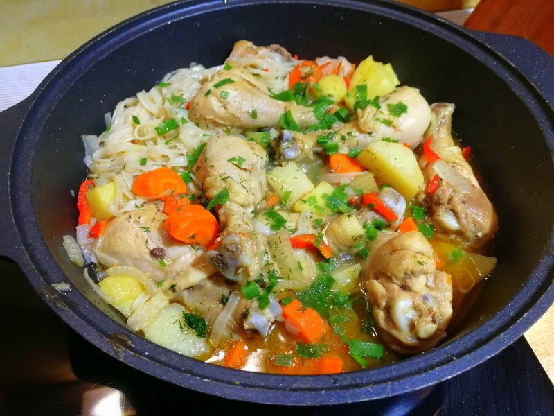 Тушеная курица с рисом