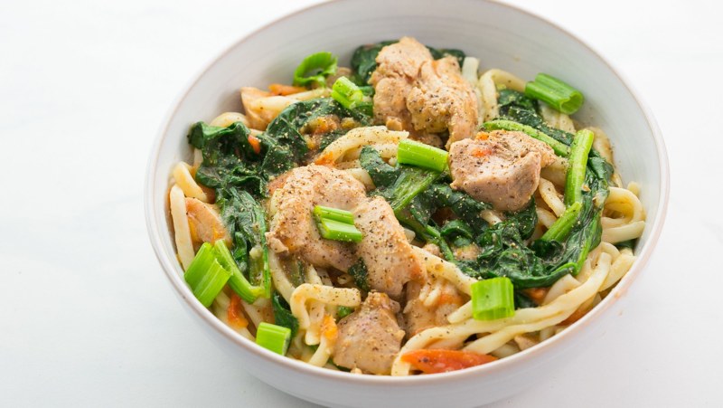 Куриная лапша жареная
