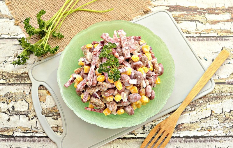 Салат с фасолью и сухариками и колбасой и кукурузой