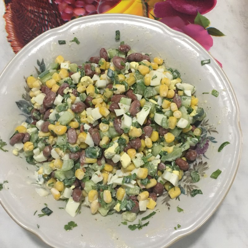 Салат с сухариками и фасолью и копченой колбасой и кукурузой