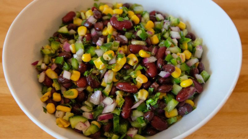 Салат мозаика с кукурузой и фасолью