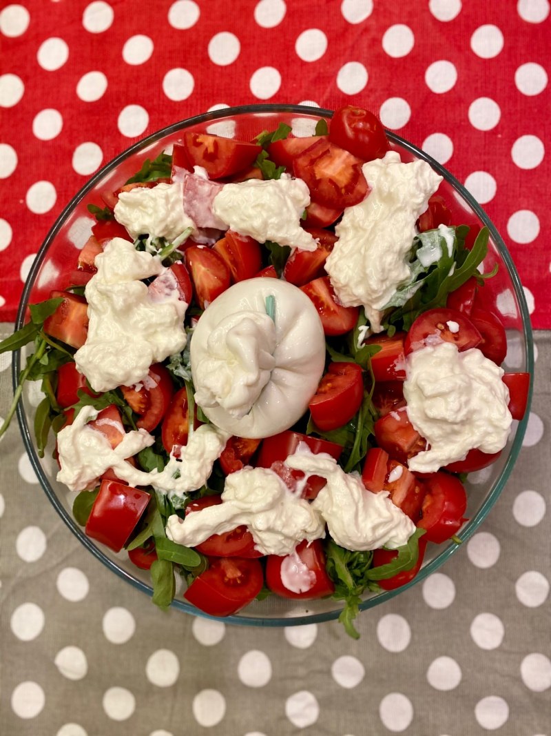 Салат с клубникой и рукколой