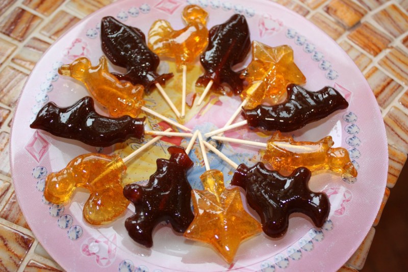 Леденцы на палочке из сахара