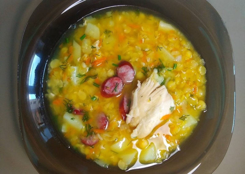 Гороховый суп с охотничьими колбасками сыром