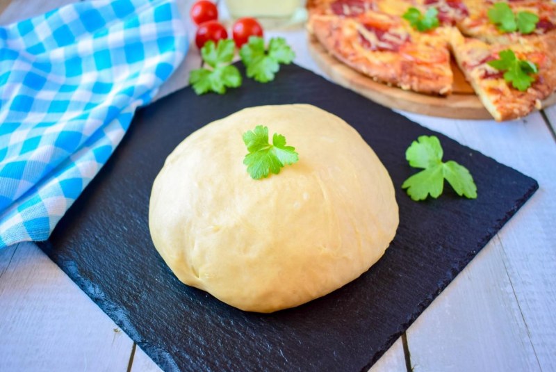Пицца с ветчиной и сыром и помидорами