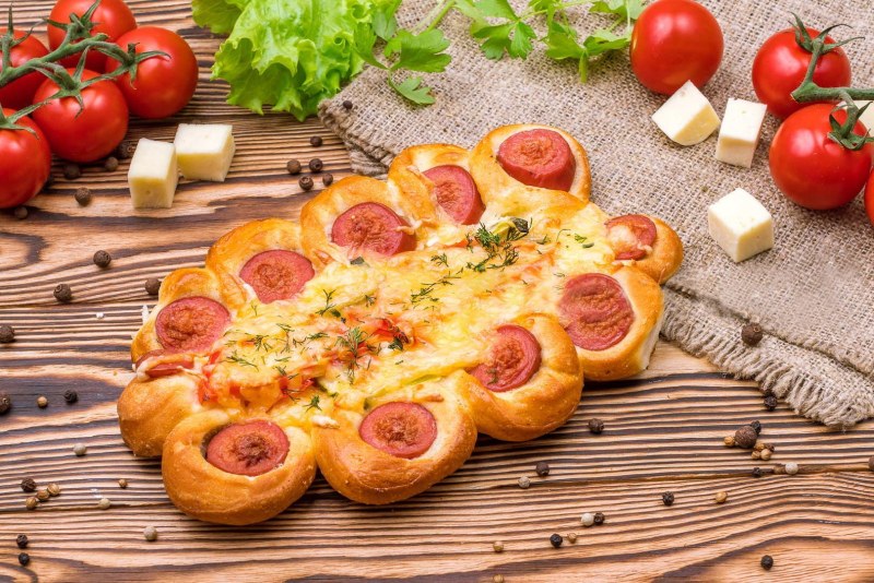 Булочка с сосиской и сыром