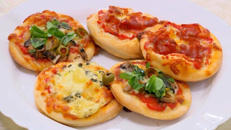 Закусочные слойки рулетики