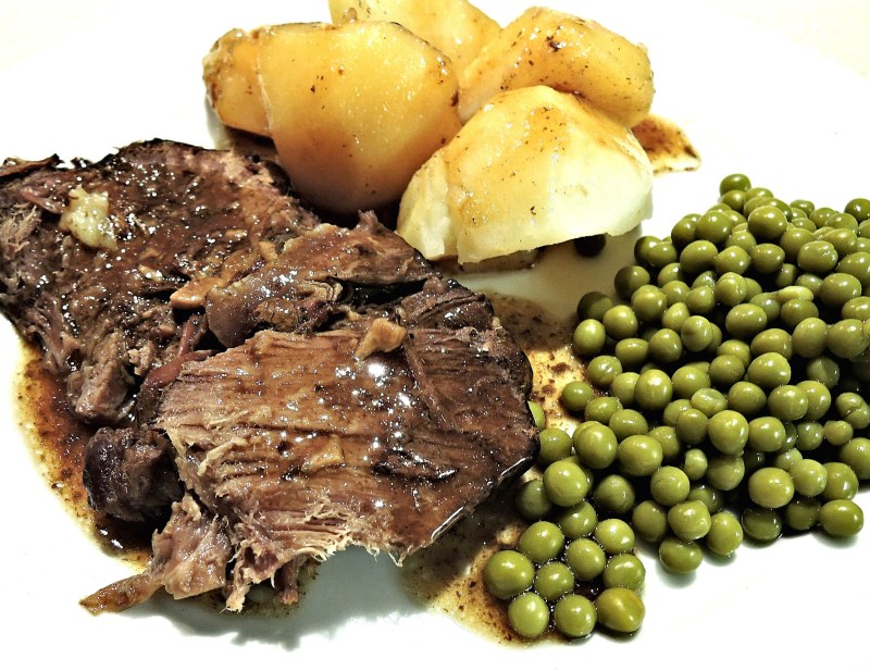 Мясо с зеленым горошком