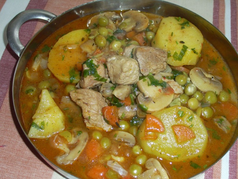 Жаркое с горошком и картошкой