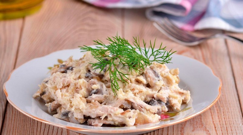 Салат с курицей и грибами и сыром