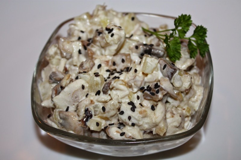 Салат из кальмаров с грибами
