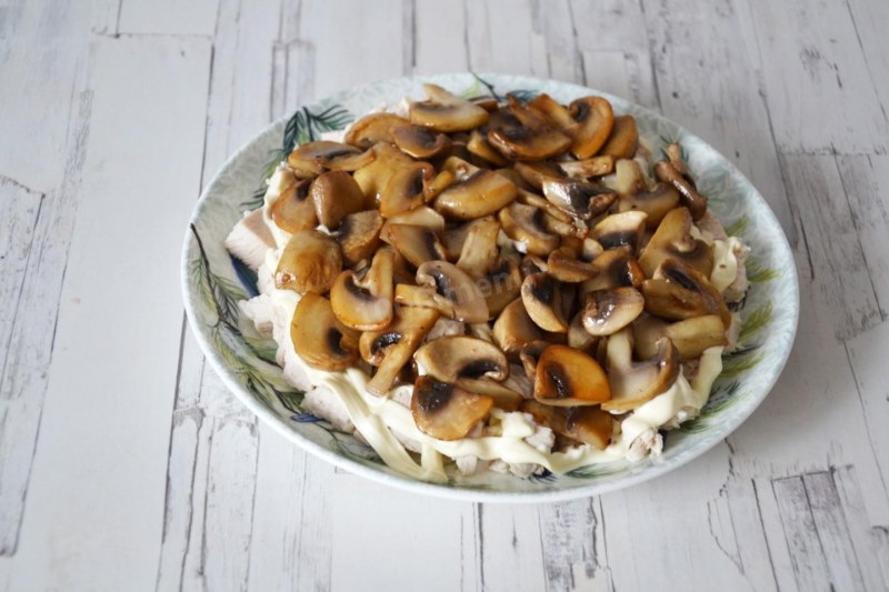 Маковый салат с шампиньонами