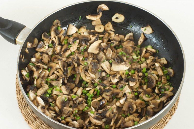 Салат с курицей и солеными огурцами