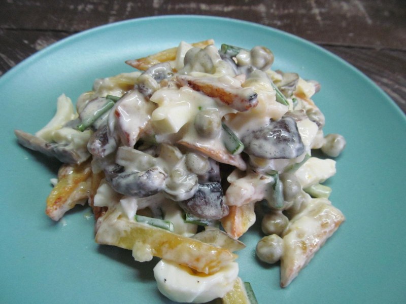 Салат с курицей грибами черно
