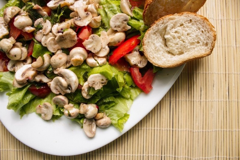 Салат с говяжьим языком и грибами