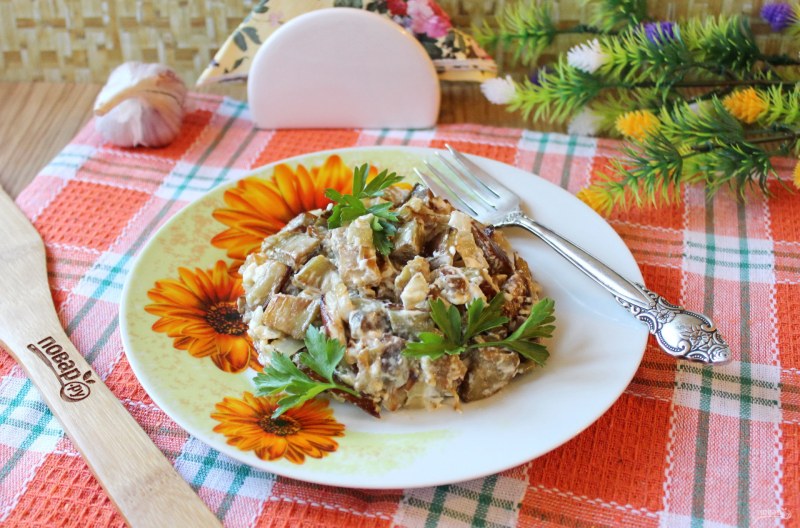 Салат с горбушей и жареными шампиньонами
