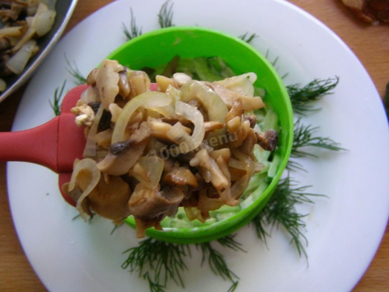 Салат из кальмаров с грибами