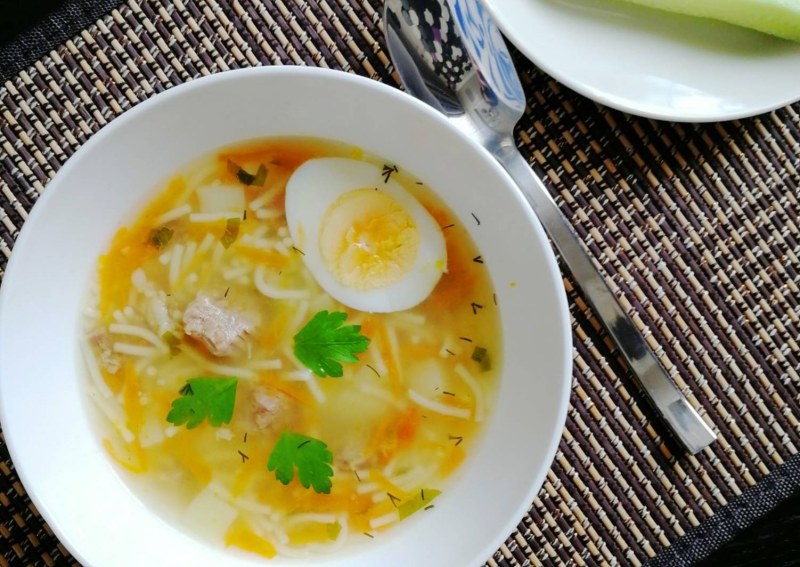 Куриный суп с яйцом и вермишелью